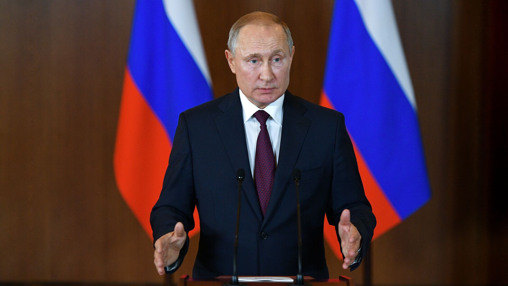 Запад должен уважать решение Крыма воссоединиться с Россией, заявил Путин
