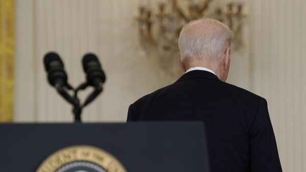 Президент США Джо Байден уходит после окончания пресс-конференции, посвященной ситуации на Донбассе, в Белом доме в Вашингтоне