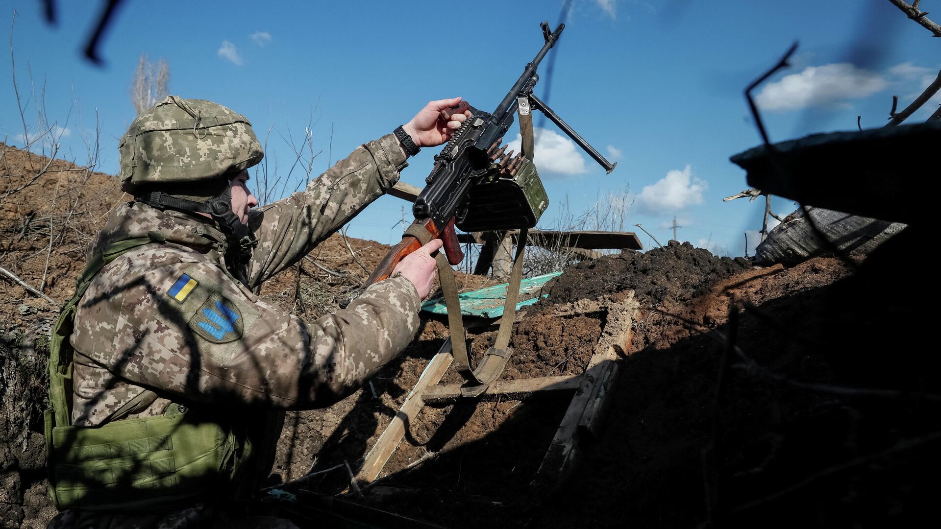 Украинский военнослужащий на линии соприкосновения в селе Травневое Донецкой области - РИА Новости, 1920, 21.02.2022