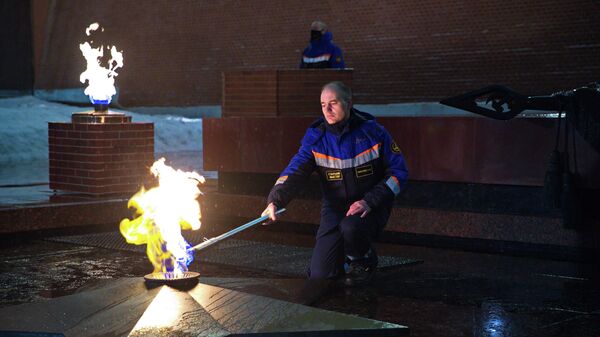 Специалисты АО Мосгаз проводят профилактику газогорелочного устройства Вечного огня у Могилы Неизвестного солдата в Александровском саду в Москве