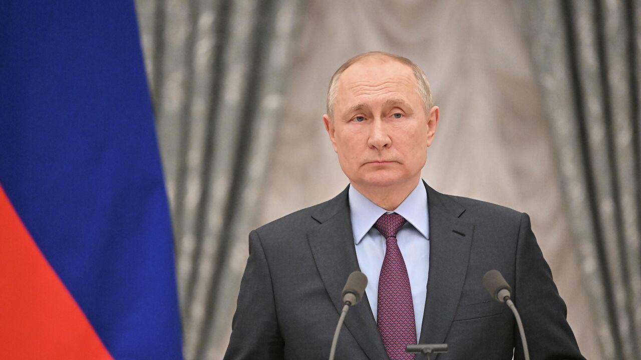 Путин предложил обсудить санкции, вводимые "империей лжи"