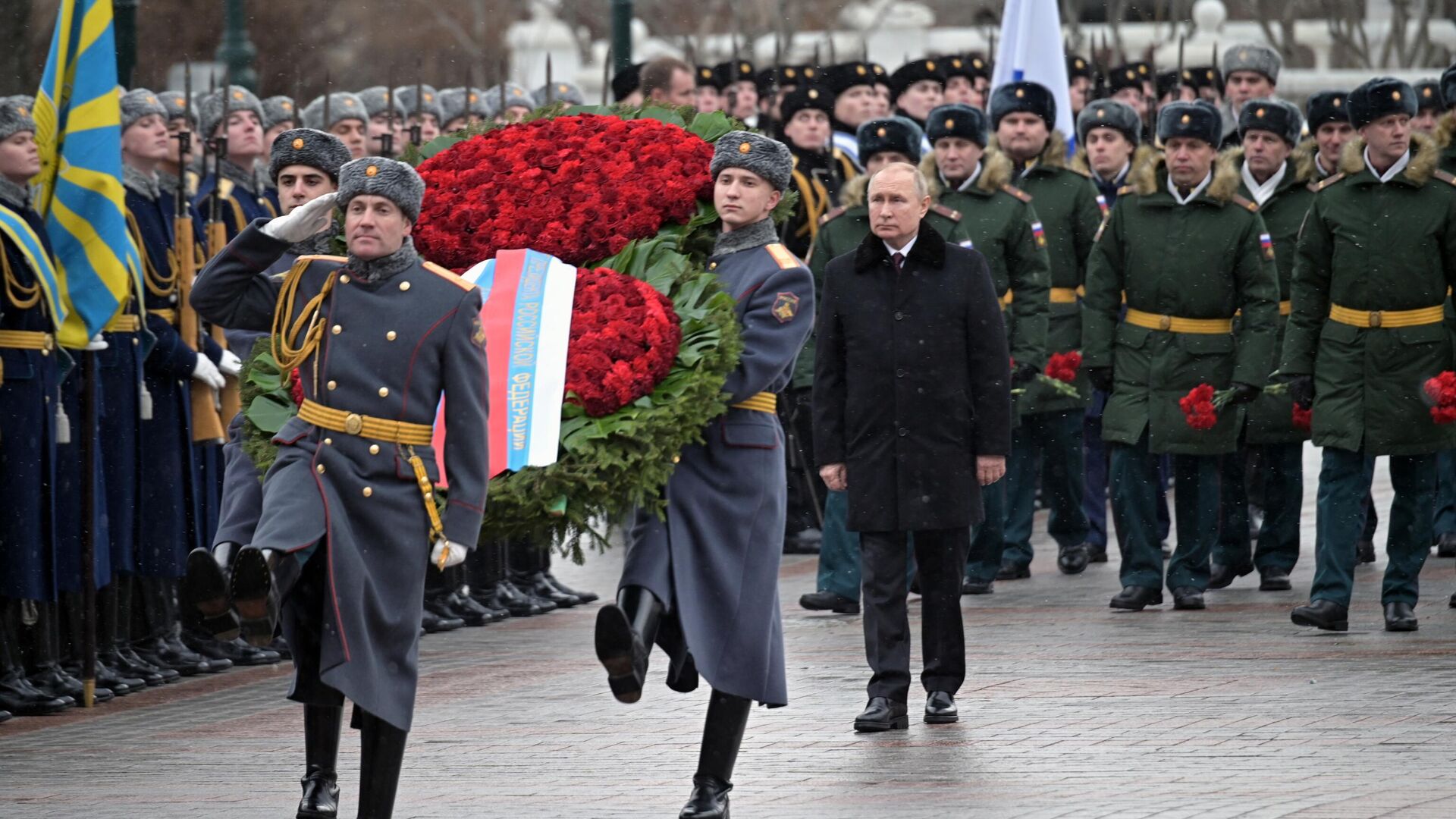 Президент РФ Владимир Путин на церемонии возложения венка к Могиле Неизвестного Солдата в Александровском саду - РИА Новости, 1920, 23.02.2022