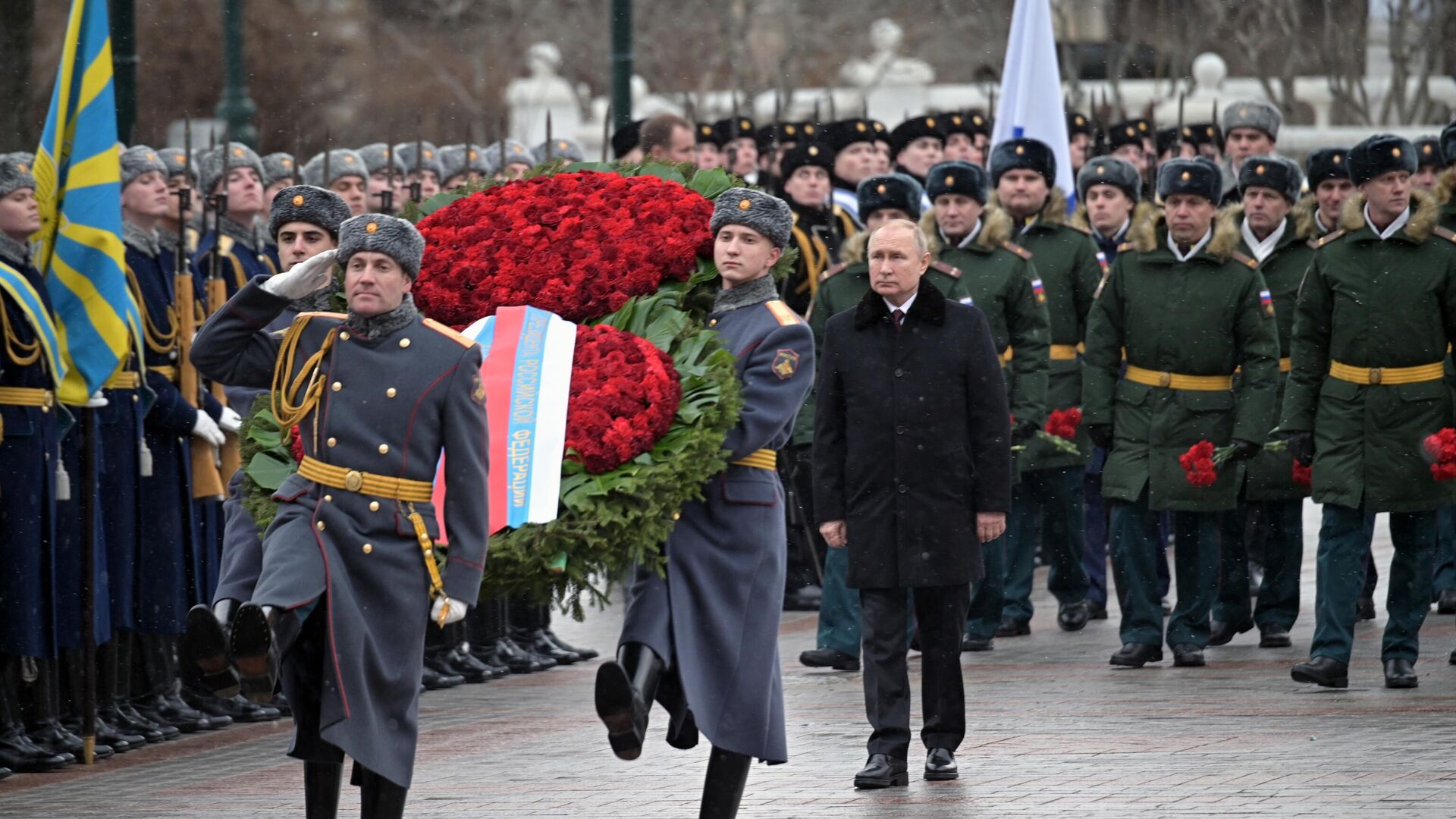 Президент РФ Владимир Путин на церемонии возложения венка к Могиле Неизвестного Солдата в Александровском саду - РИА Новости, 1920, 23.02.2022