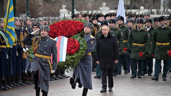 Президент РФ Владимир Путин на церемонии возложения венка к Могиле Неизвестного Солдата в Александровском саду