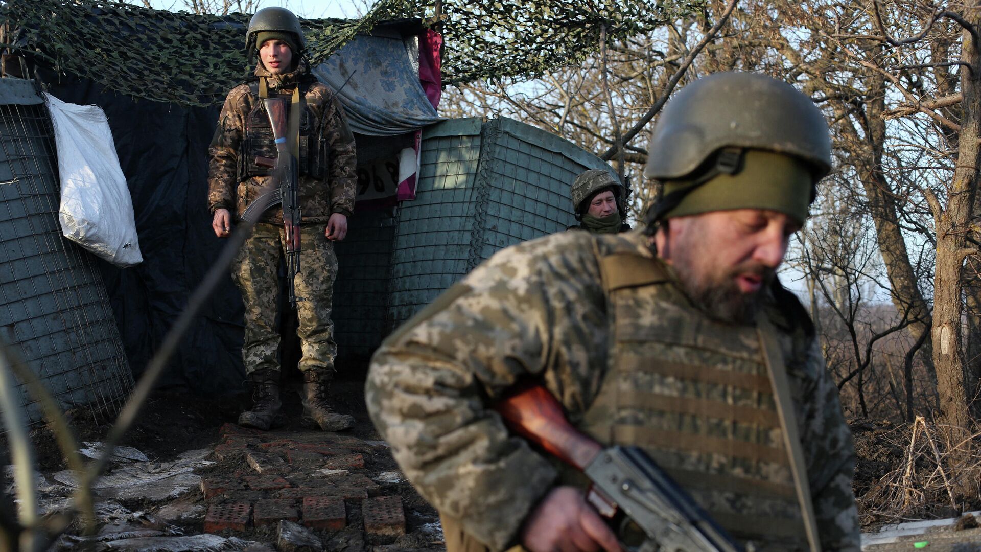 Украинские военнослужащие на линии соприкосновения в Донецкой области - РИА Новости, 1920, 24.02.2022