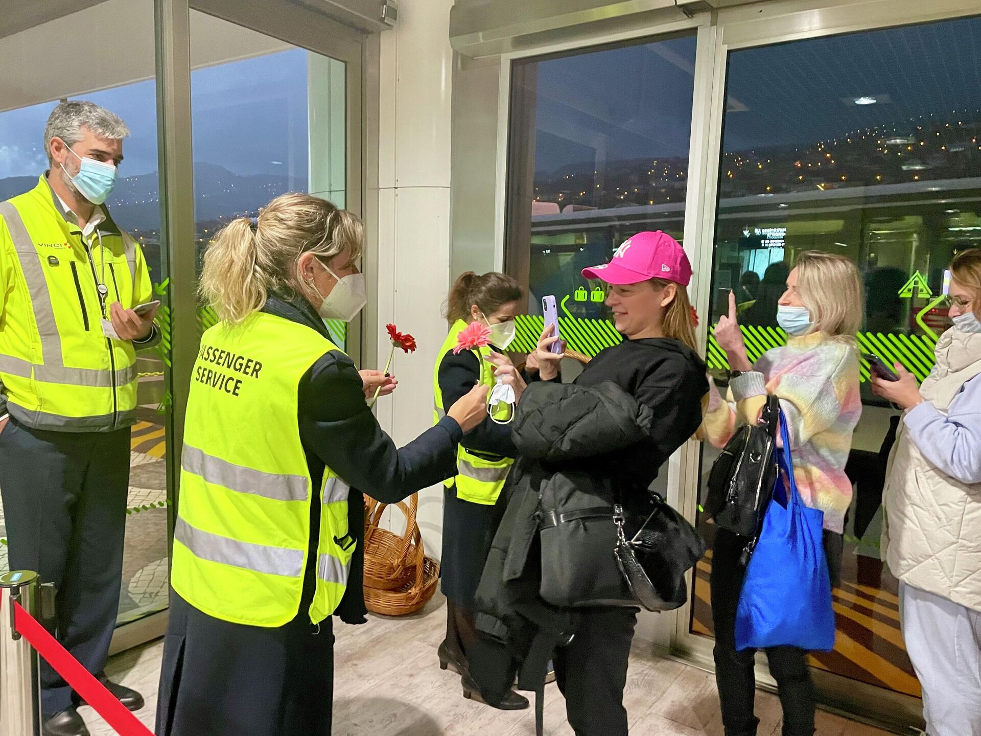 Первых российских туристов приветствуют с цветами в аэропорту португальского острова Мадейра - РИА Новости, 1920, 24.02.2022