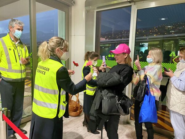 Первых российских туристов приветствуют с цветами в аэропорту португальского острова Мадейра