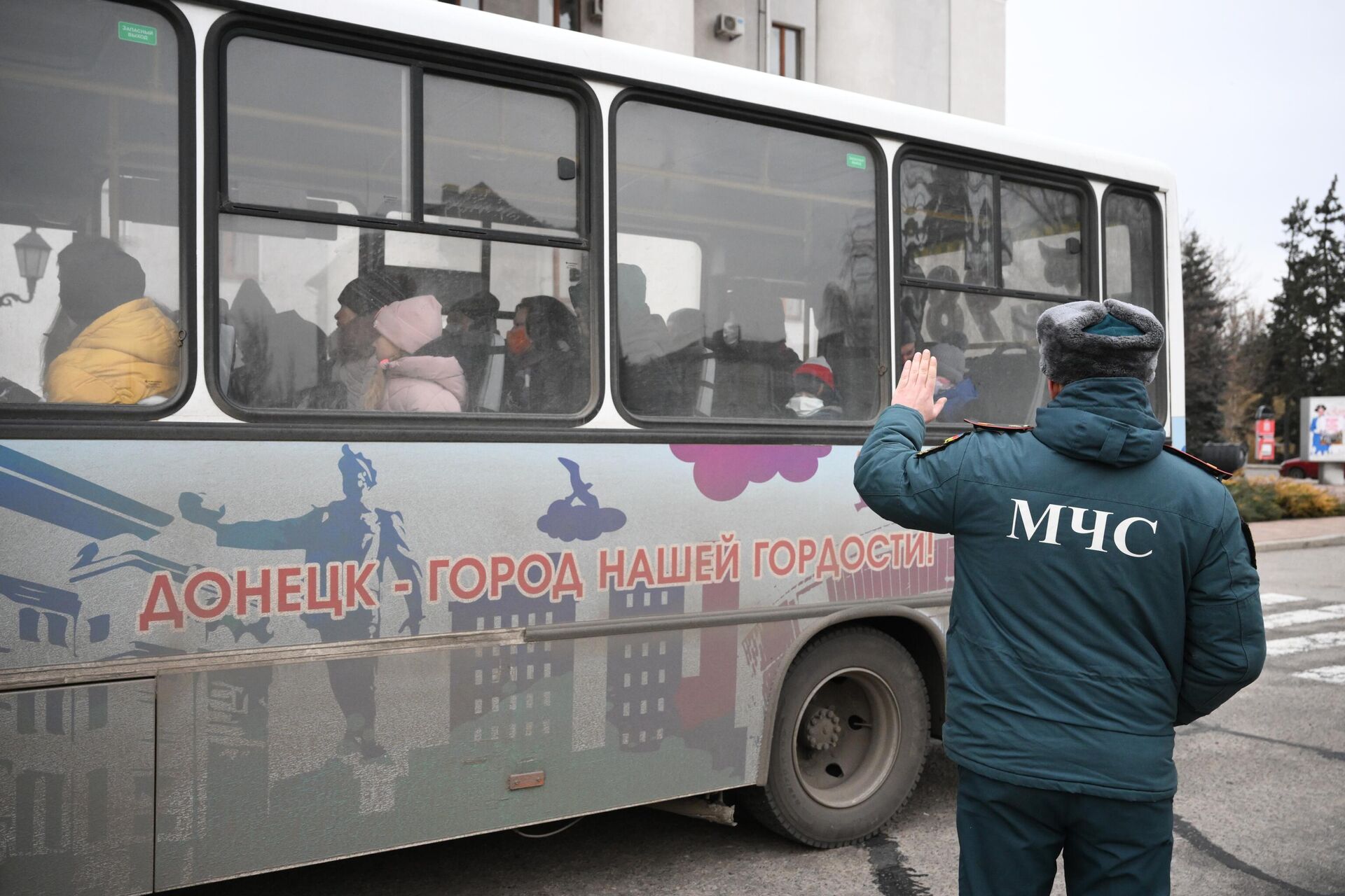 Сотрудник МЧС во время эвакуации жителей Донецкой Народной Республики - РИА Новости, 1920, 24.02.2022