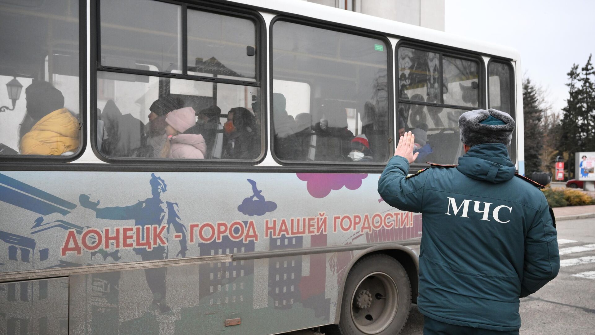 Сотрудник МЧС во время эвакуации жителей Донецкой народной республики - РИА Новости, 1920, 24.02.2022