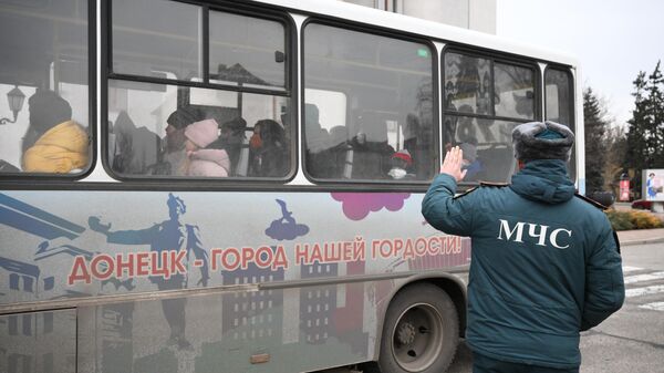 Сотрудник МЧС во время эвакуации жителей Донецкой Народной Республики
