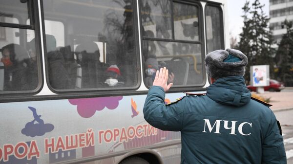 Сотрудник МЧС во время эвакуации жителей Донецкой Народной Республики