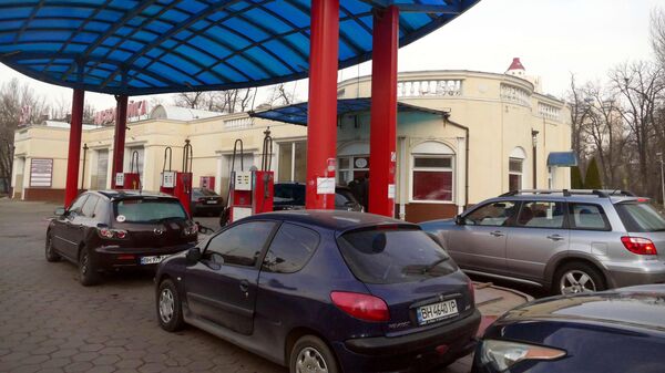 Автомобили стоят в очереди на АЗС в Одессе