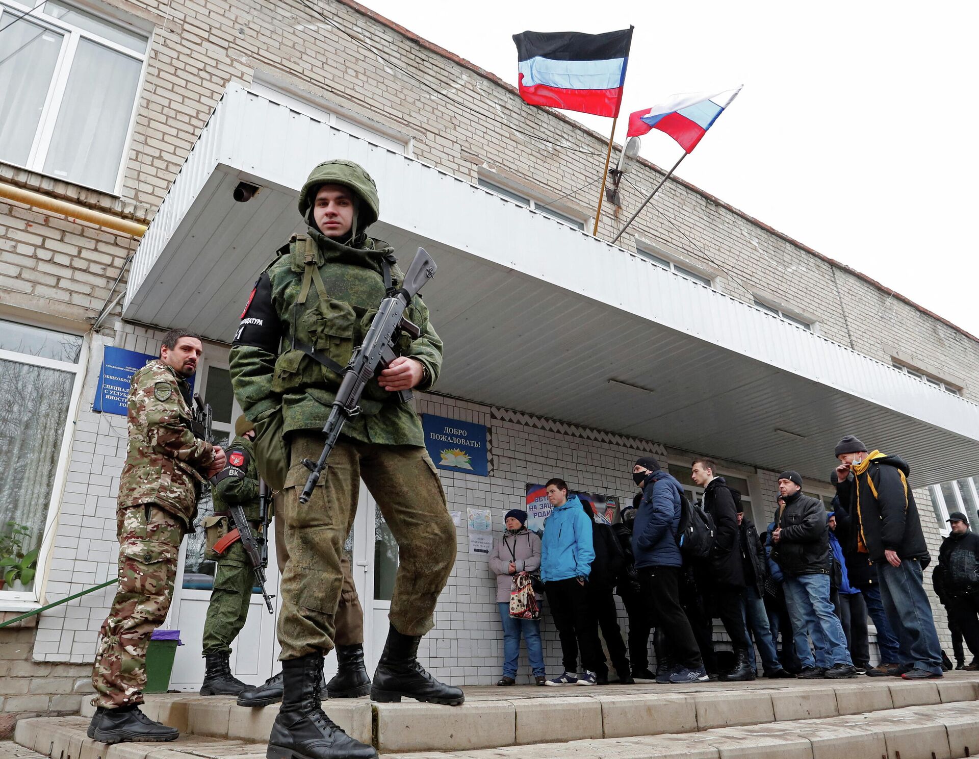 Бойцы ДНР стоят у военного мобилизационного пункта в  Донецке - РИА Новости, 1920, 24.02.2022