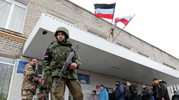 Бойцы ДНР стоят у военного мобилизационного пункта в  Донецке