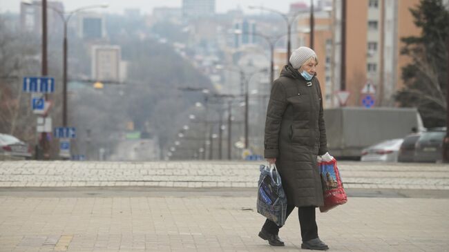 Женщина на одной из улиц в Донецке