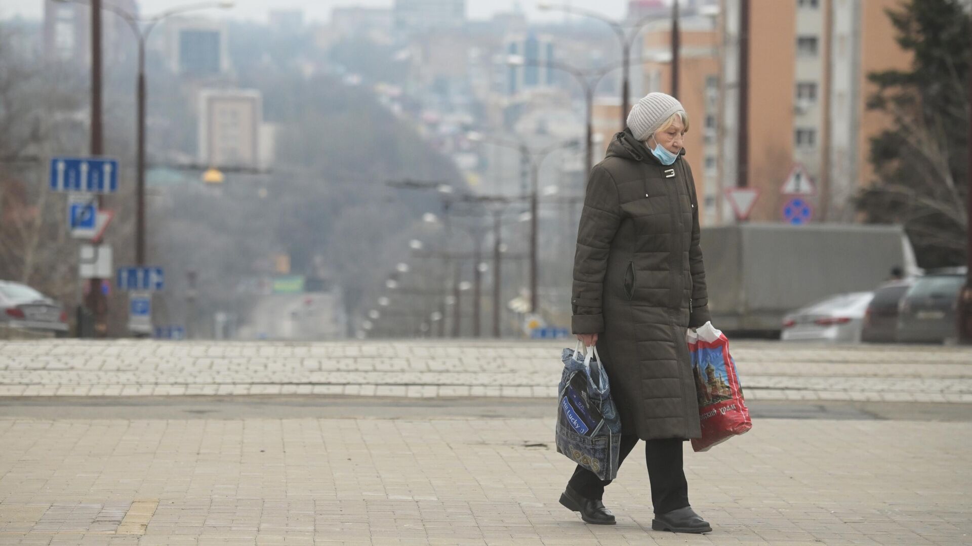 Женщина на одной из улиц в Донецке - РИА Новости, 1920, 29.04.2022