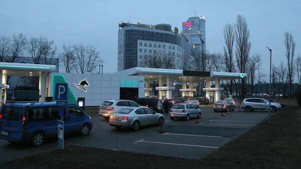 Автомобили стоят в очереди на АЗС в Киеве