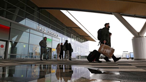 Люди выходят из здания международного аэропорта Платов в Ростове-на-Дону. 24 февраля 2022