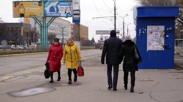 Жители города на улице Советская в Луганске
