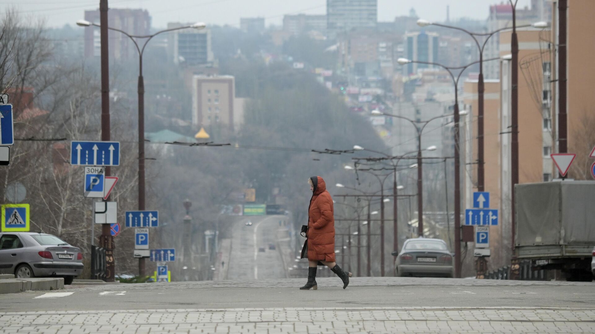 Женщина на одной из улиц в Донецке - РИА Новости, 1920, 25.02.2022