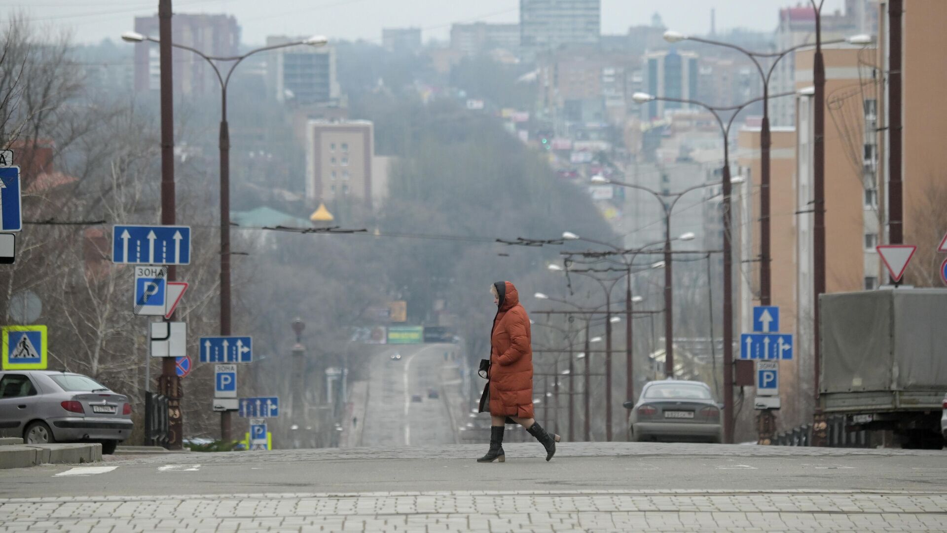 Женщина на одной из улиц в Донецке - РИА Новости, 1920, 05.12.2022