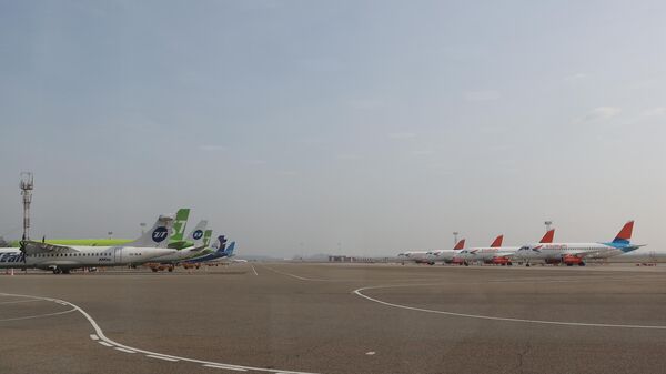 Самолеты на летном поле в международном аэропорту Краснодар имени Екатерины II