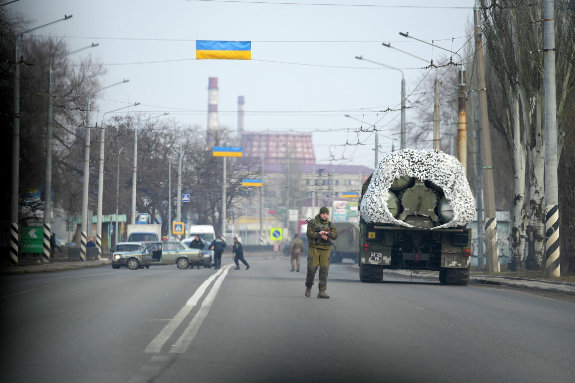 Украинский военнослужащий и военная техника на дороге в Краматорске - РИА Новости, 1920, 04.07.2022