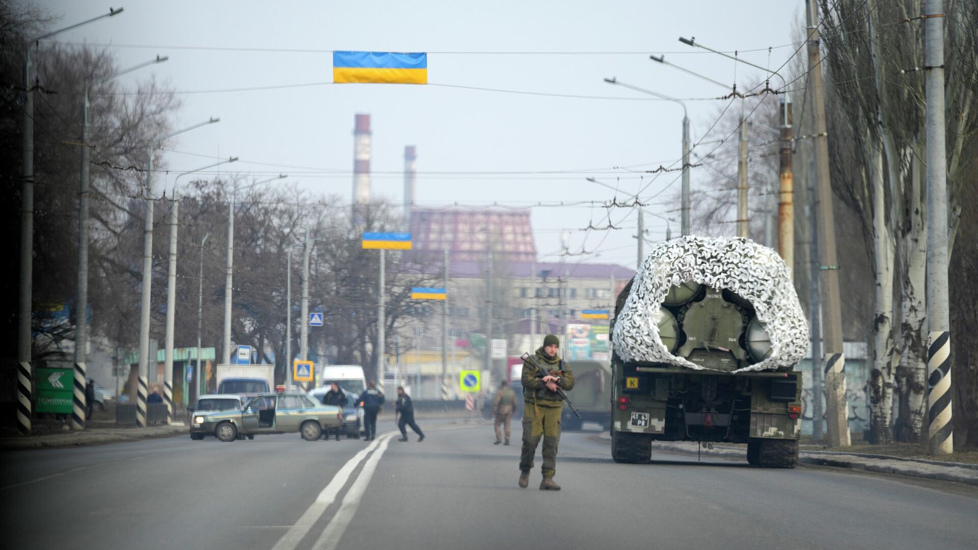 Украинский военнослужащий и военная техника на дороге в Краматорске - РИА Новости, 1920, 11.05.2022