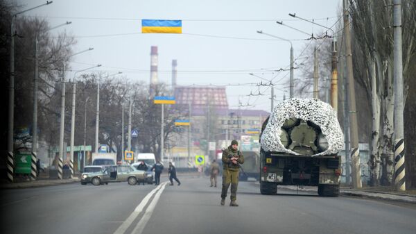 Украинский военнослужащий и военная техника на дороге в Краматорске