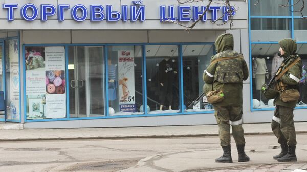 Военнослужащие на одной из улиц в Донецке