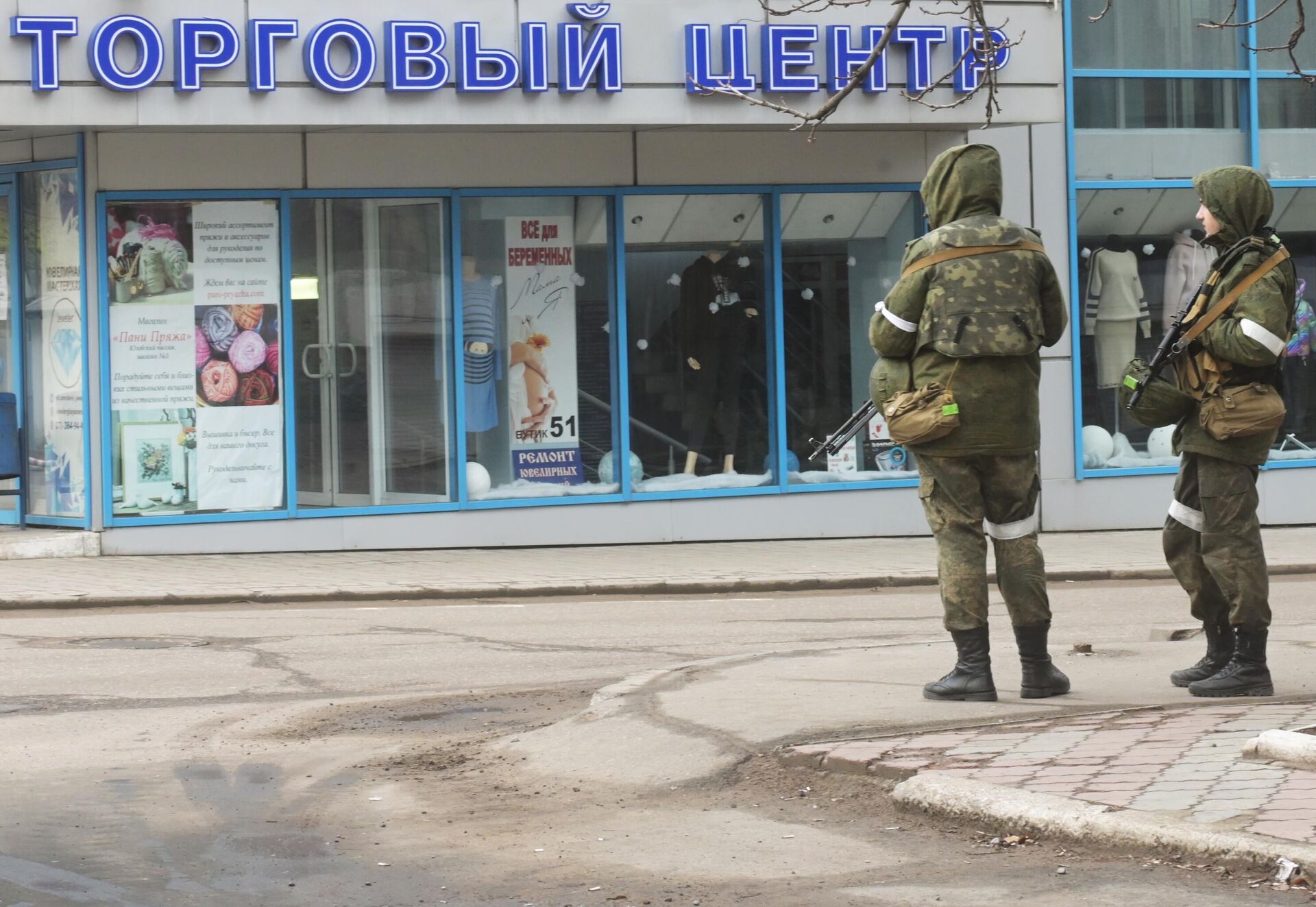 Военнослужащие на одной из улиц в Донецке - РИА Новости, 1920, 24.02.2022