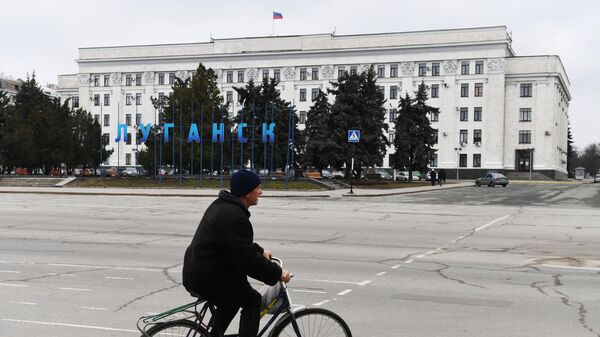 Мужчина на велосипеде в центре Луганска