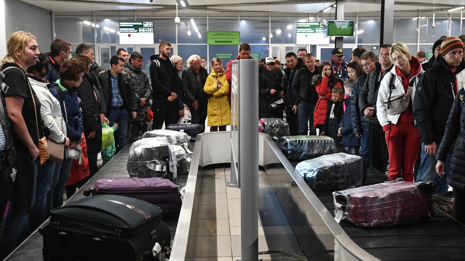 Пассажиры международных рейсов в зоне выдачи багажа аэропорта Толмачево в Новосибирске - РИА Новости, 1920, 16.03.2022