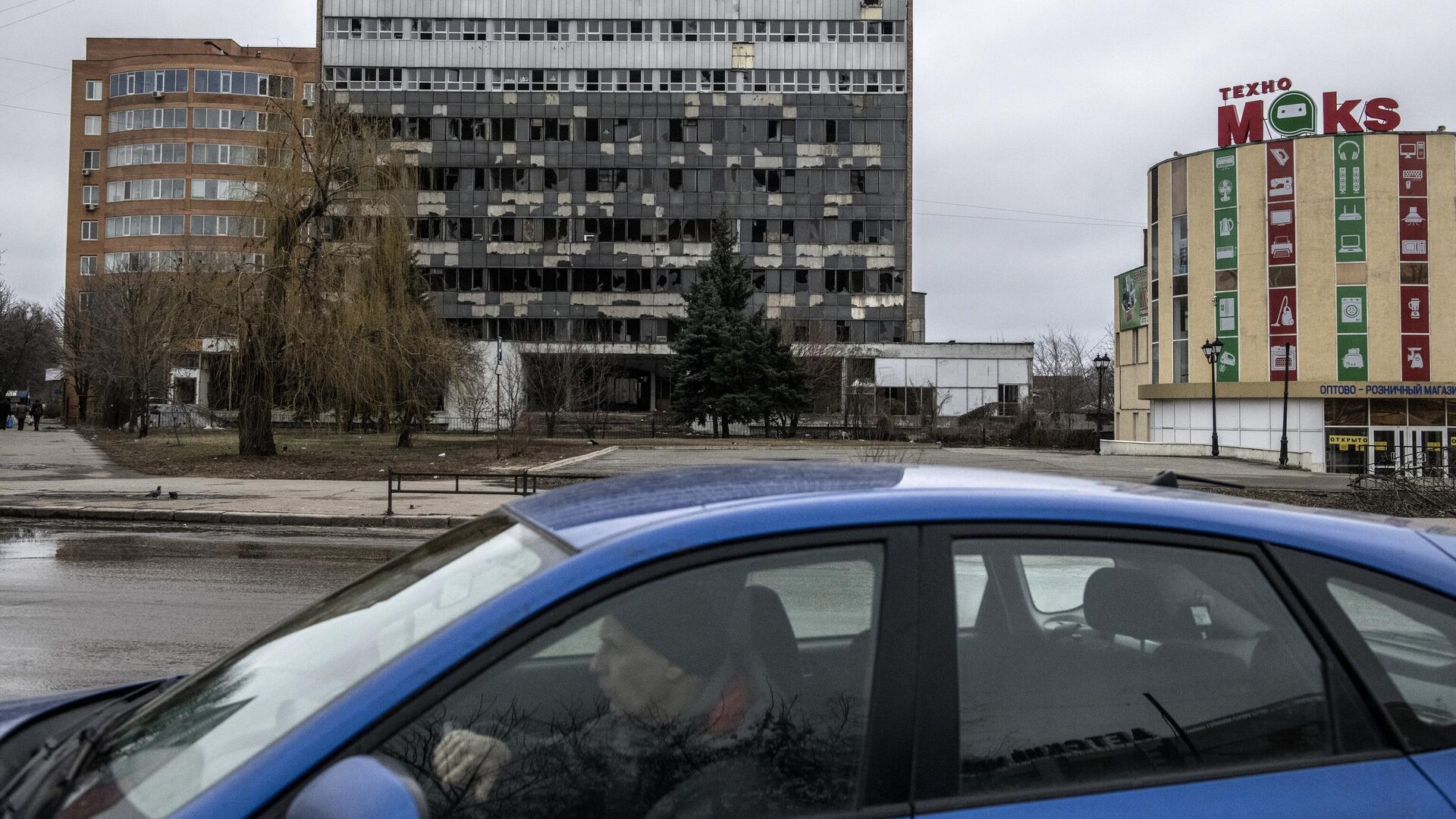 Мужчина в автомобиле в центре Луганска - РИА Новости, 1920, 03.06.2022