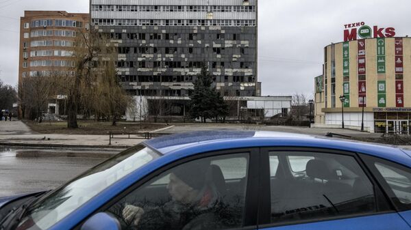 Мужчина в автомобиле в центре Луганска