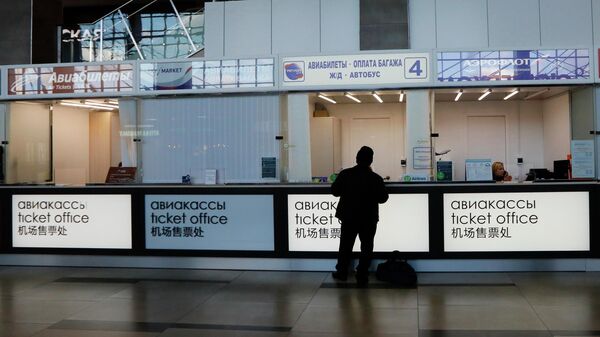 Пассажир стоит у билетной кассы в аэропорту имени Дмитрия Хворостовского, Красноярск