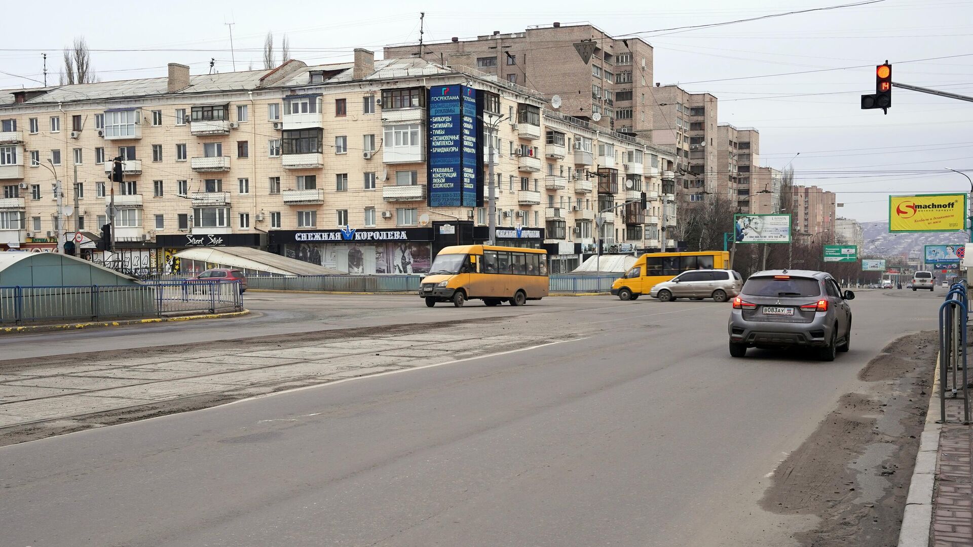 Движение автомобильного транспорта на центральных улицах Луганска - РИА Новости, 1920, 26.02.2022