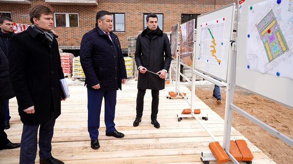 Губернатор Тверской области Игорь Руденя во время посещения строительной площадки