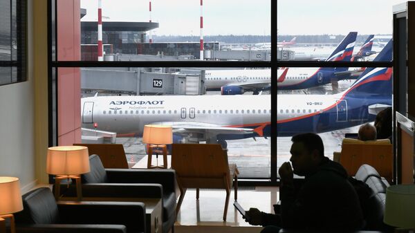Пассажир в зоне ожидания терминала B международного аэропорта Шереметьево в Москве