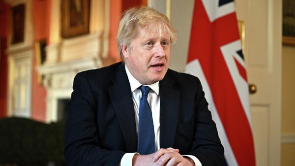 Премьер-министр Великобритании Борис Джонсон во время записи обращения после заседания по ситуации на Украине