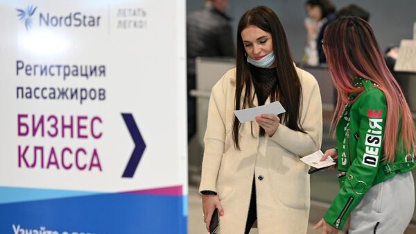 Девушки у стойки регистрации в аэропорту Домодедово в Москве