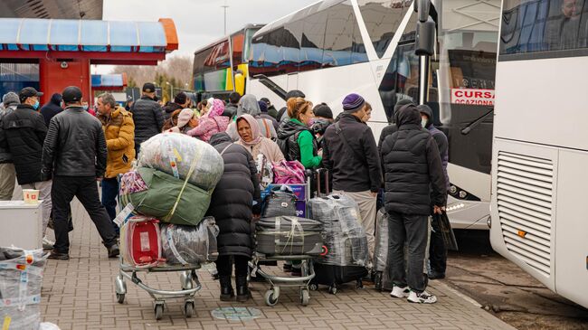 Пассажиры на территории аэропорта Кишинева