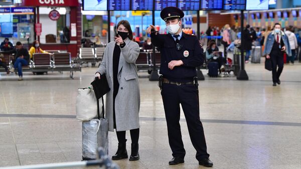 Девушка и сотрудник полиции в терминале D аэропорта Шереметьево