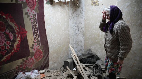Местная жительница в одной из комнат своего дома, разрушенного после обстрела поселка Зайцево в Горловке. 24 февраля 2022