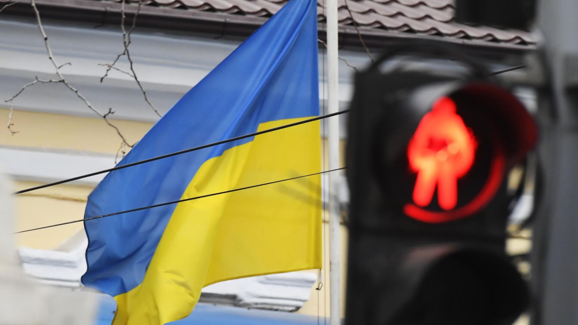 Флаг у здания генерального консульства Украины  - РИА Новости, 1920, 19.07.2022