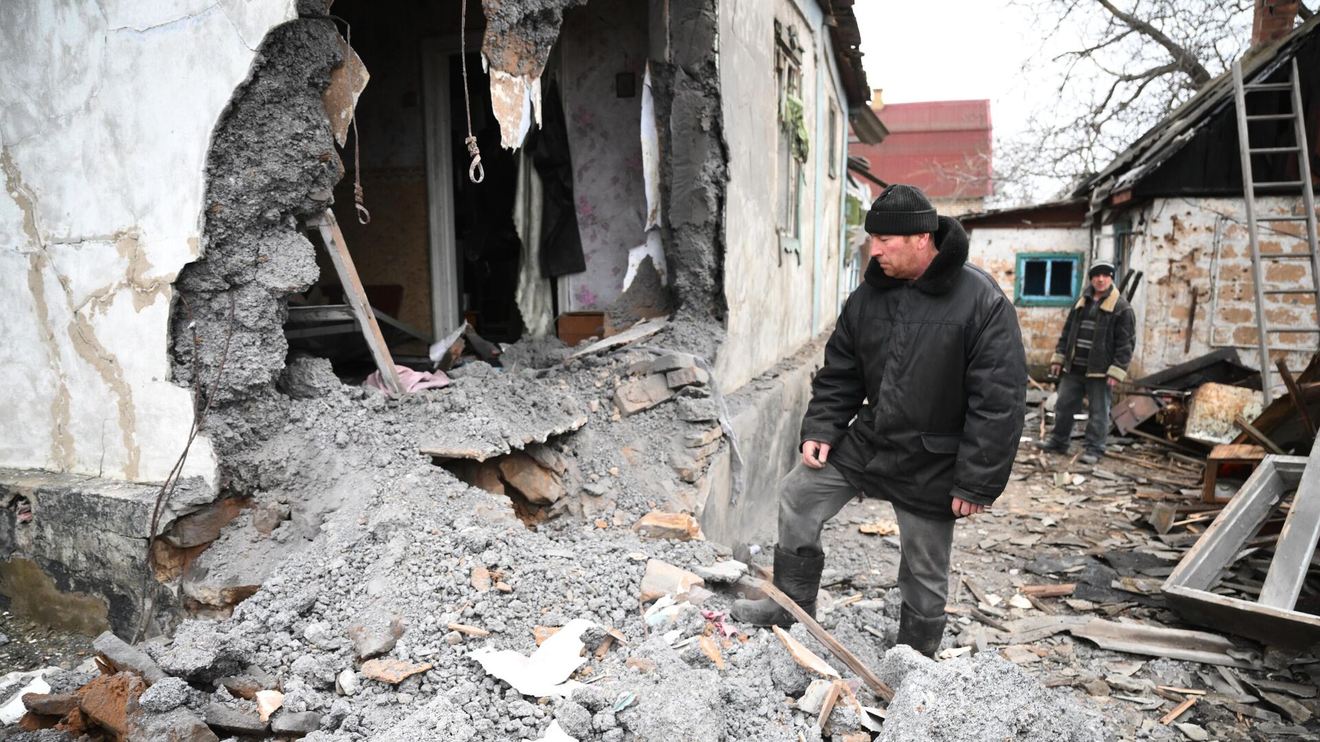Мужчины возле дома, разрушенного после обстрела поселка Зайцево в Горловке - РИА Новости, 1920, 24.02.2022