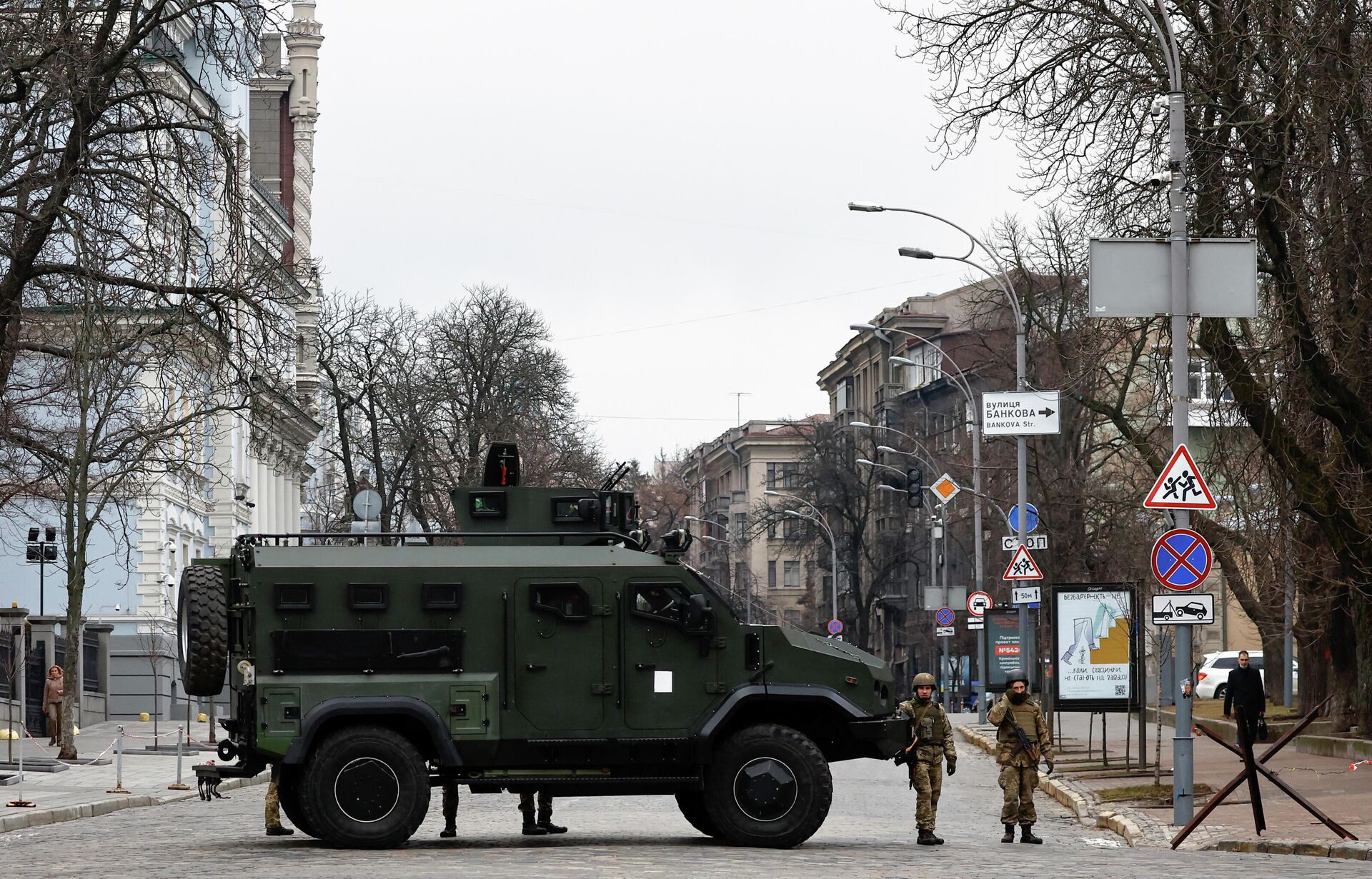 Украинские военные в центре Киеве - РИА Новости, 1920, 24.02.2022