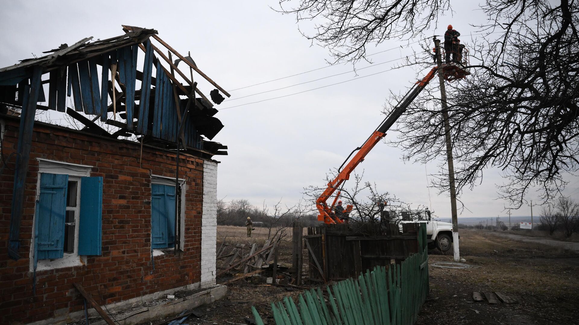 Ремонт линии электропередач, поврежденной в результате обстрела поселка Зайцево в Горловке - РИА Новости, 1920, 25.02.2022