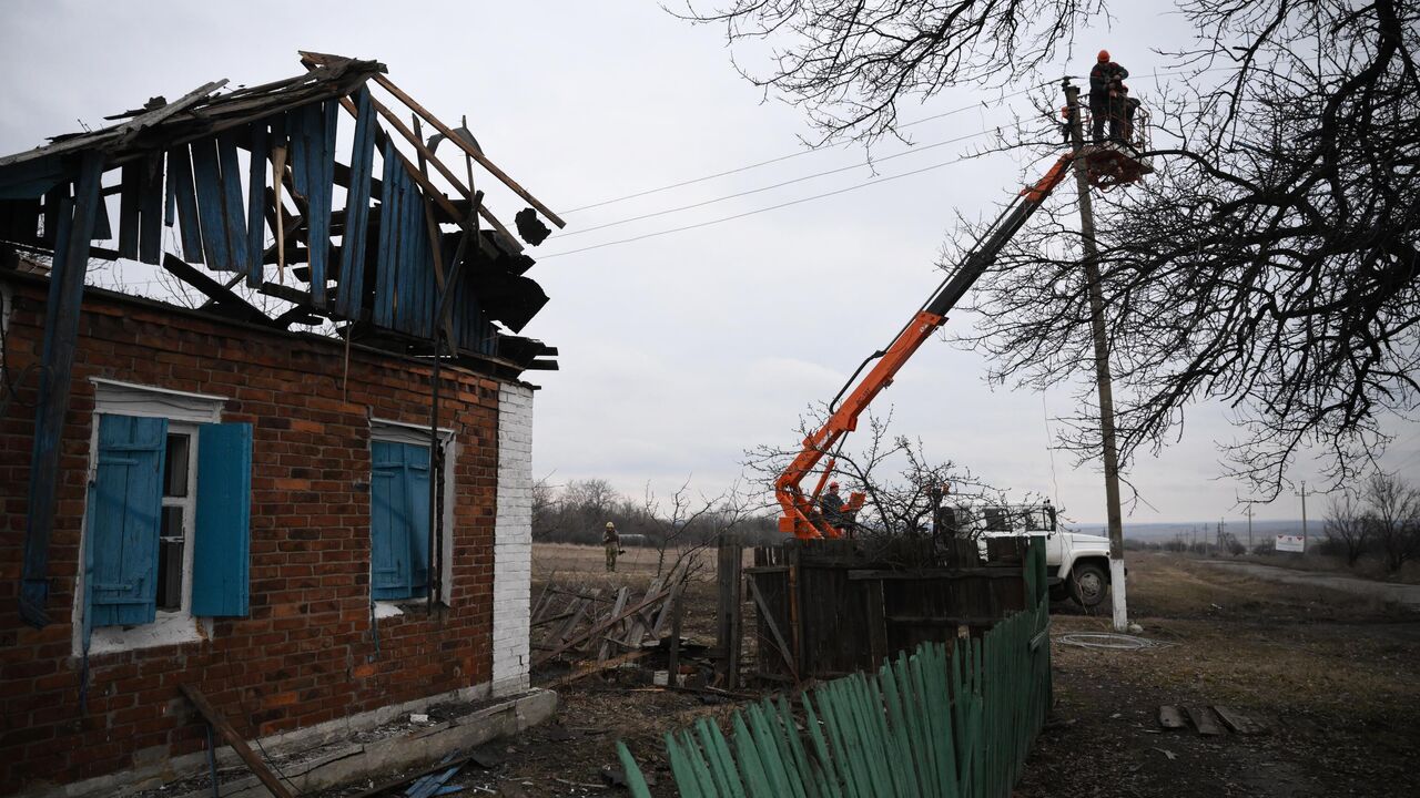 Двое учителей погибли при обстреле школы в Горловке - РИА Новости,  25.02.2022