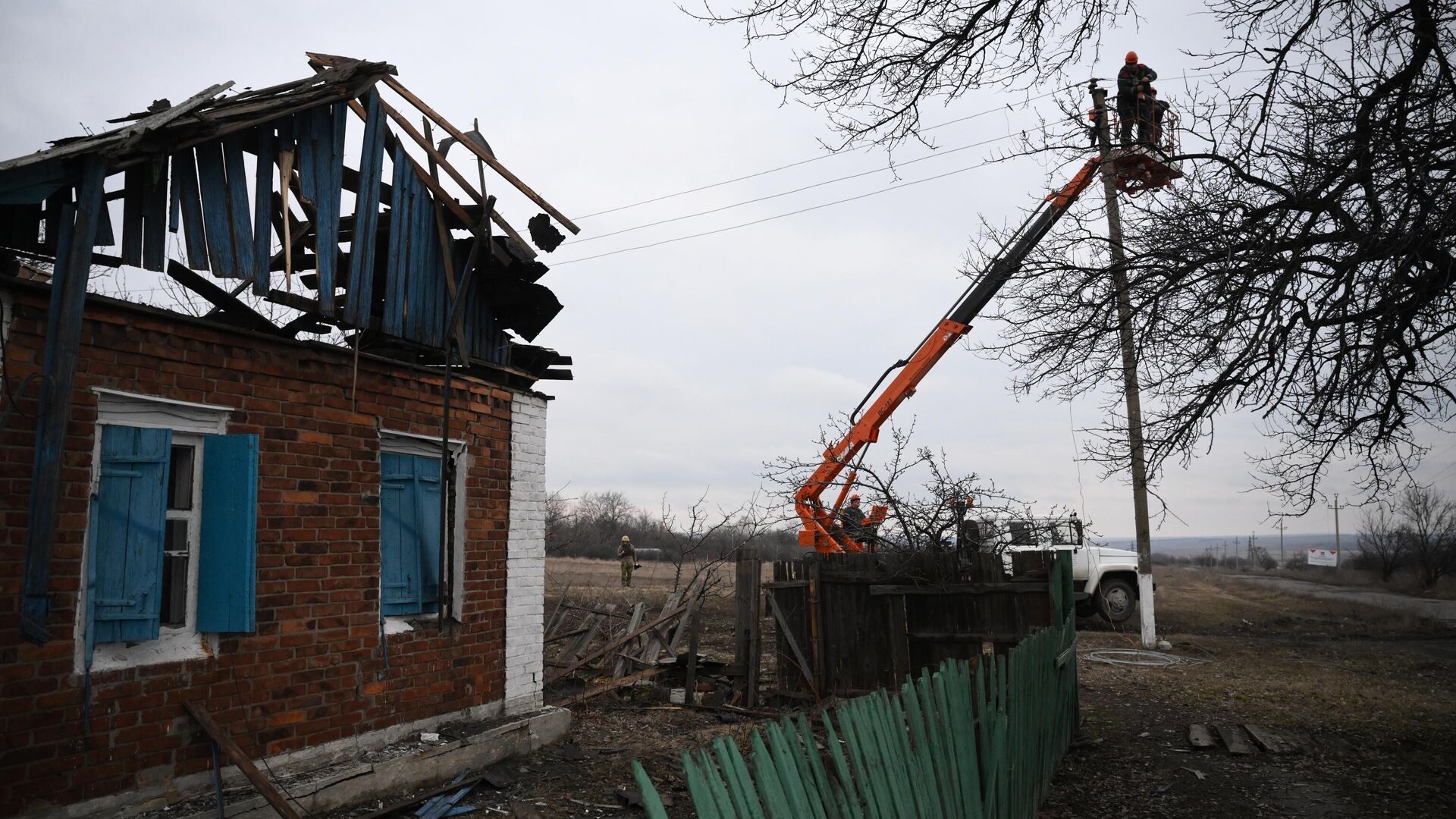 Ремонт линии электропередач, поврежденной в результате обстрела поселка Зайцево в Горловке - РИА Новости, 1920, 25.02.2022